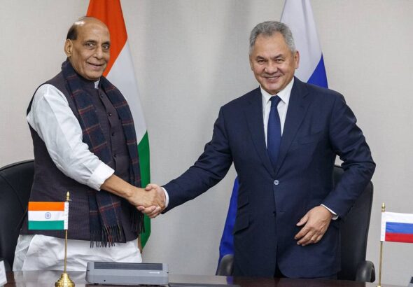 El ministro de Defensa indio, Rajnath Singh, y el ministro de Defensa ruso, Sergey Shoigu