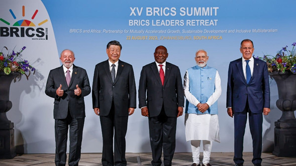 Derecha izquierda, Luis Ignacio Lula da Silva, Presidente de Brasil, Xi Jinping, Presidente de China, Cyril Ramaphosa, Presidente de Sudáfrica, Naredra Modi, Primer Ministro de India, Sergei Lavrov, Ministro de Relaciones Exteriores de la Federación Rusa, XV Cumbre BRICS.