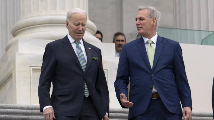 Kevin McCarthy se opone a Biden, rechaza elevar el techo de la deuda.